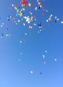 I palloncini dei ragazzi dell'IIS Pizzini-Pisani che volano in cielo in ricordo di Matteo Barone