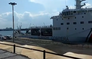 Nave Diciotti nel porto di Catania