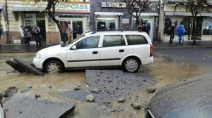 Il crollo del manto stradale a Corso Umberto