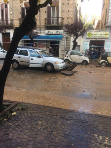 Il crollo del manto stradale a Corso Umberto