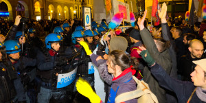 Un momento degli scontri con la polizia nella manifestazione antifascista a Padova