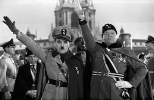 Charlie Chaplin nella parodia di Hitler con l'imitatore di Mussolini in Il "Grande Dittatore" (1940).