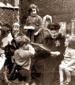 Maria Montessori con i bambini