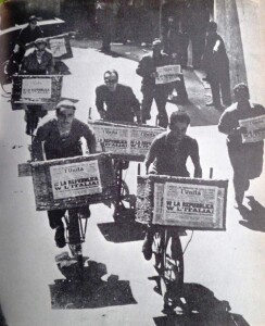 Strilloni de l'Unità con il giornale che annuncia la vittoria della Repubblica il 2 giugno del 1946