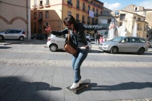 Enza sullo skateboard